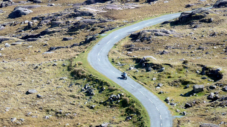 Une moto sur une route en Irlande