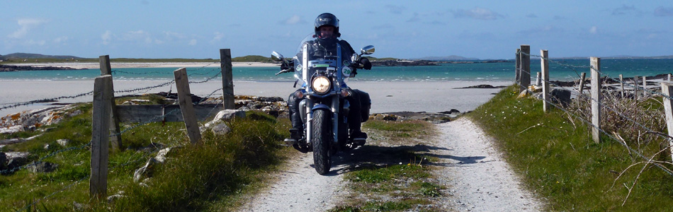 road trip en Irlande, un motard en bord de mer