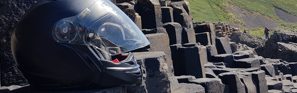 Balade à moto en Irlande, un casque est posé sur la Chaussée des Géants