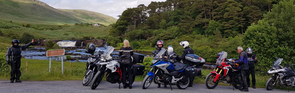 Un groupe de motard prenant part à un voyage en Irlande s'arrête devant une rivière