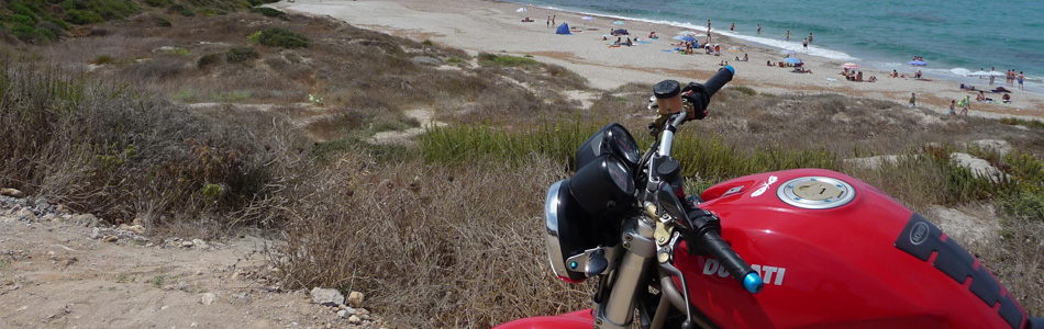 road trip en Sardaigne avec une Ducati près de la plage