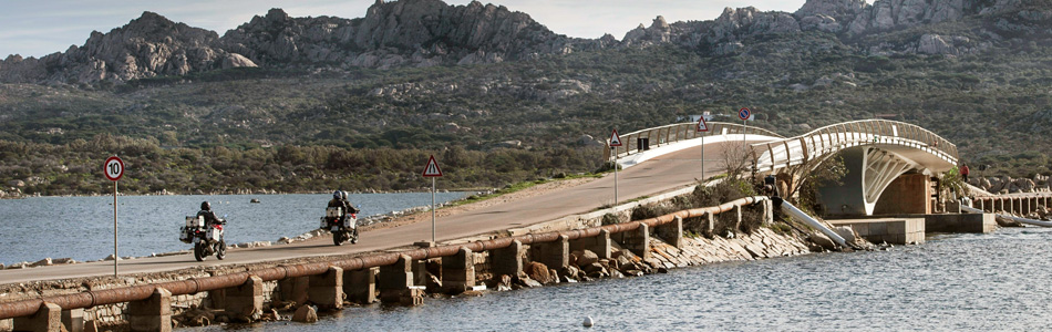 séjour moto en Sardaigne, deux motos traversent une rivière via un pont