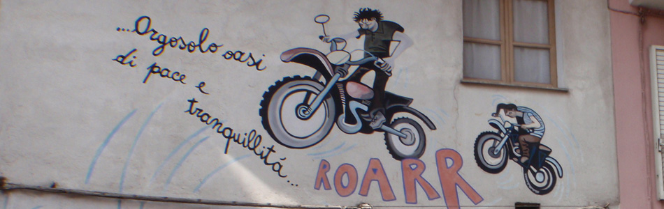 Orgosolo, la ville aux peintures murales, visitée lors d'un voyage à moto en Sardaigne