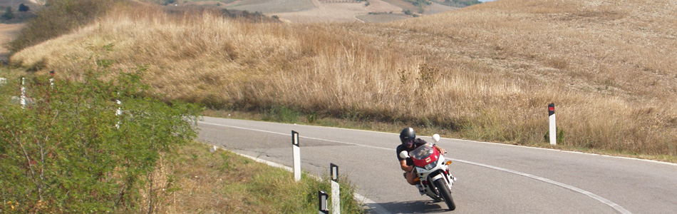 Une moto durant un circuit à moto en toscane