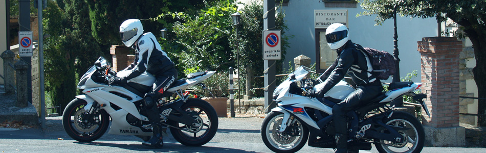 deux motards devant un restaurant, lors d'un voyage à moto en Toscane