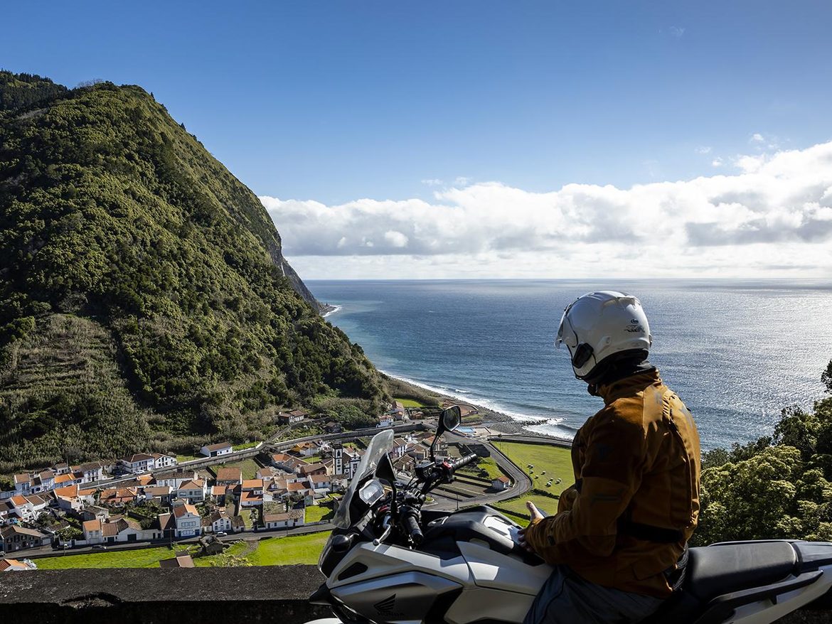 Motard au belvédère de Faial da Terra, road trip moto São Miguel Açores