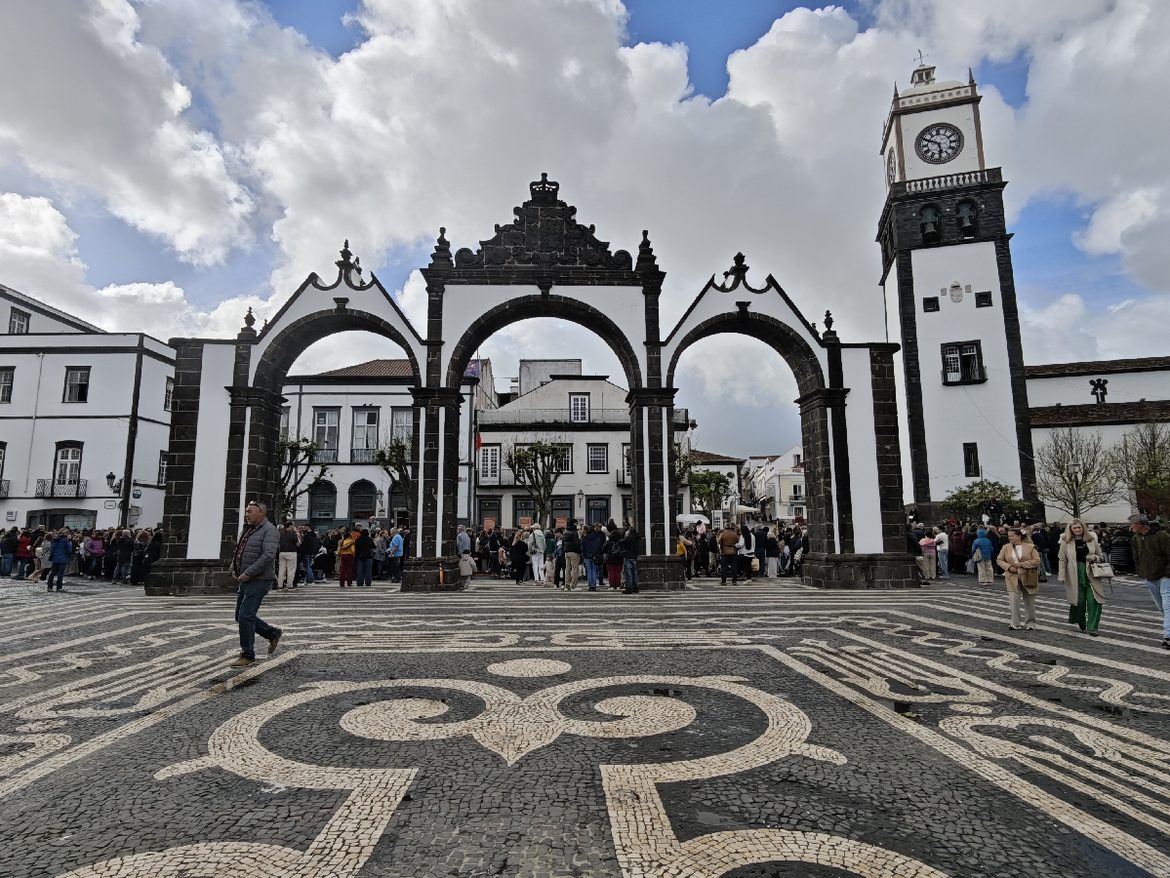 Portas da Cidade et place centrale de Ponta Delgada, São Miguel, Açores