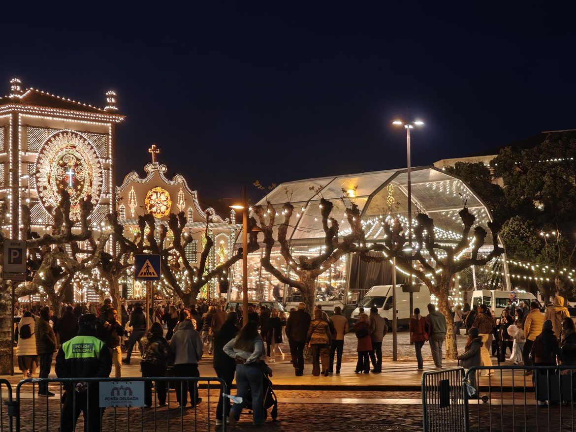 Illuminations nocturnes fête Santo Cristo dos Milagres, Ponta Delgada, Açores